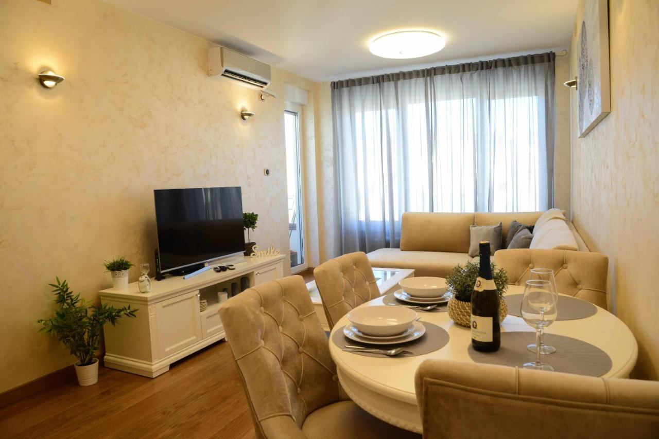Tesla 70 Apartment With Secure Parking In The Garage Novi Sad Eksteriør billede