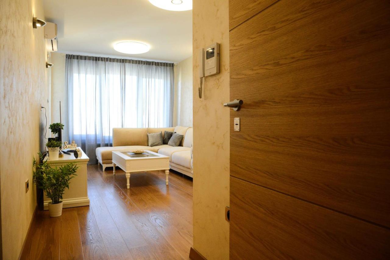 Tesla 70 Apartment With Secure Parking In The Garage Novi Sad Eksteriør billede