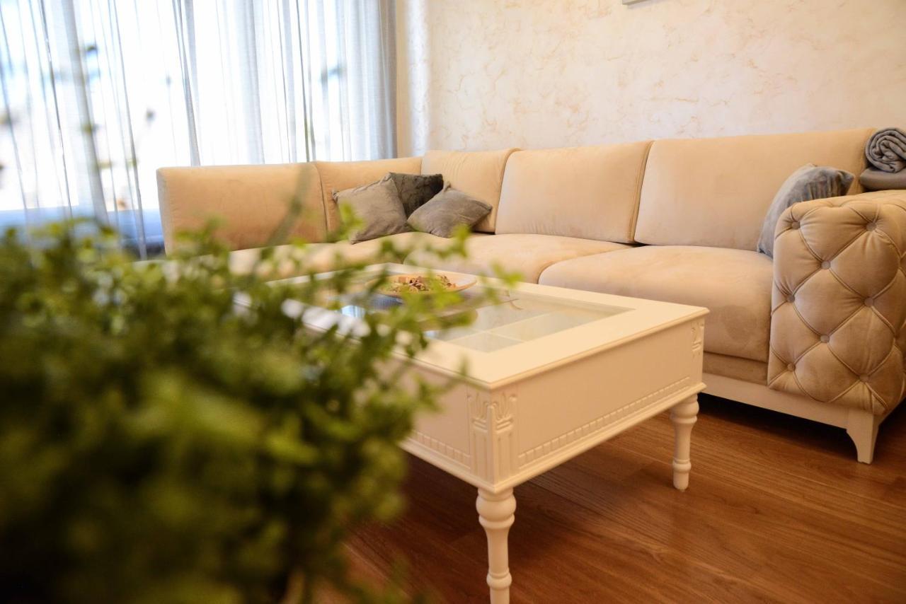 Tesla 70 Apartment With Secure Parking In The Garage Novi Sad Eksteriør billede