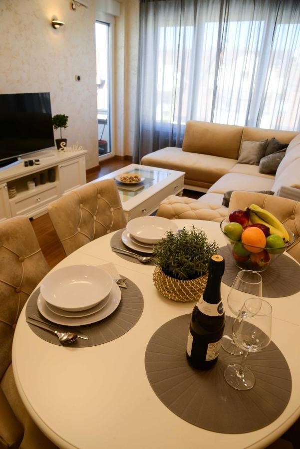 Tesla 70 Apartment With Secure Parking In The Garage Novi Sad Eksteriør billede