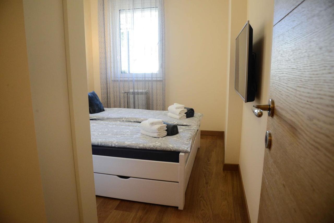 Tesla 70 Apartment With Secure Parking In The Garage Novi Sad Eksteriør billede