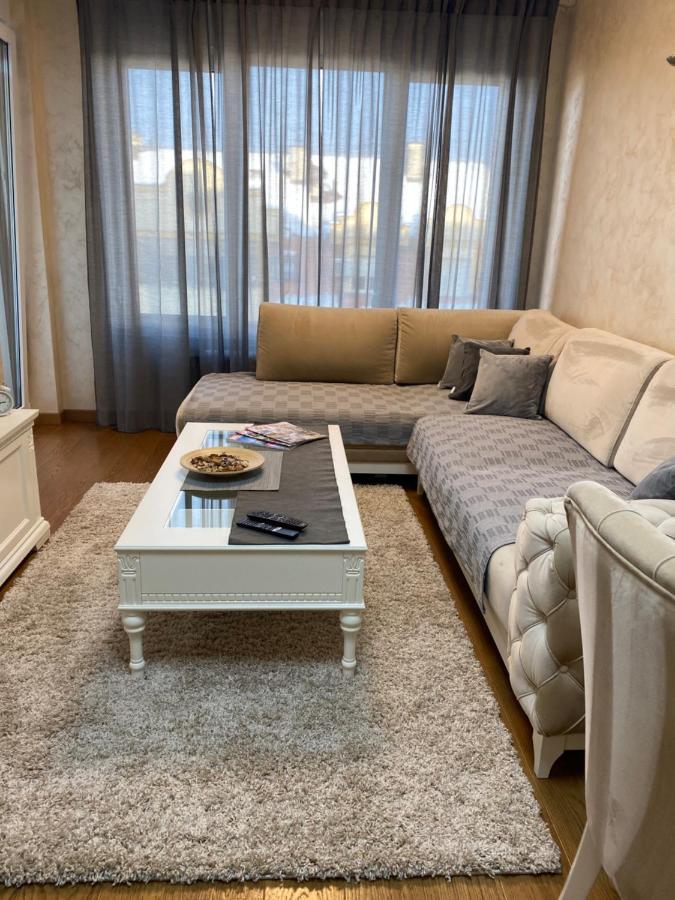 Tesla 70 Apartment With Secure Parking In The Garage Novi Sad Eksteriør billede